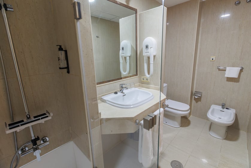 El hotel Ciudad de Cangas de Onís le ofrece lujo y comodidad en un entorno único, muy cerca del Puente Romano de la ciudad y con unos servicios de calidad superior. Habitaciones e instalaciones totalmente renovadas, con nueva gerencia y con todas las comodidades, para que su estancia sea relajada y cómoda. En nuestro hotel le ofrecemos habitaciones estandar y amplias habitaciones superiores con salón