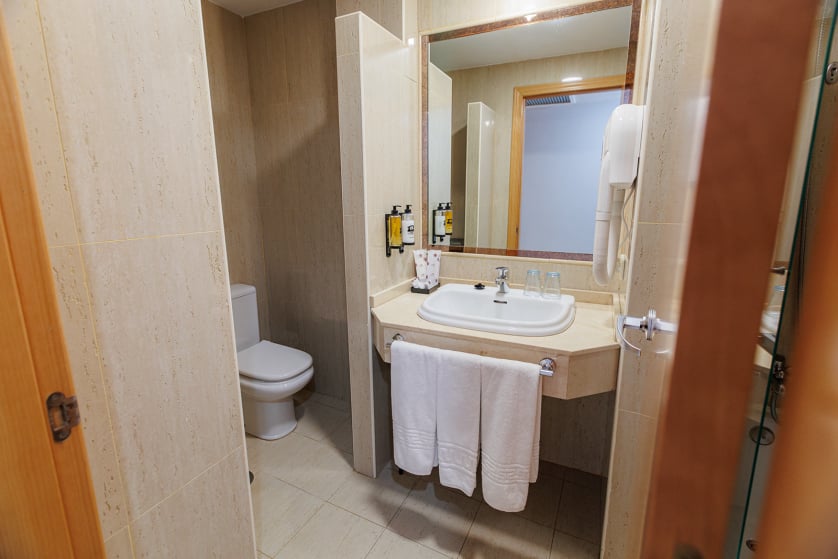 El hotel Ciudad de Cangas de Onís le ofrece lujo y comodidad en un entorno único, muy cerca del Puente Romano de la ciudad y con unos servicios de calidad superior. Habitaciones e instalaciones totalmente renovadas, con nueva gerencia y con todas las comodidades, para que su estancia sea relajada y cómoda. En nuestro hotel le ofrecemos habitaciones estandar y amplias habitaciones superiores con salón
