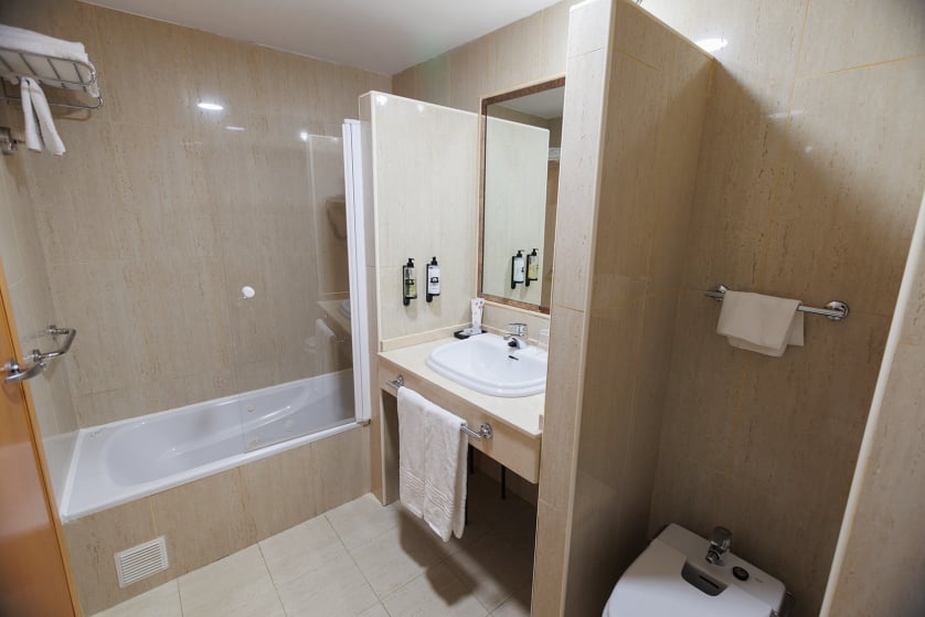 El hotel Ciudad de Cangas de Onís le ofrece lujo y comodidad en un entorno único, muy cerca del Puente Romano de la ciudad y con unos servicios de calidad superior. Habitaciones e instalaciones totalmente renovadas, con nueva gerencia y con todas las comodidades, para que su estancia sea relajada y cómoda. En nuestro hotel le ofrecemos habitaciones estandar y amplias habitaciones superiores con salón