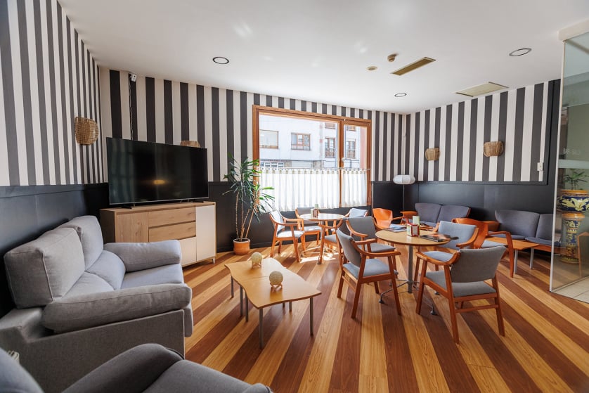 El hotel Ciudad de Cangas de Onís le ofrece lujo y comodidad en un entorno único, muy cerca del Puente Romano de la ciudad y con unos servicios de calidad superior. Habitaciones e instalaciones totalmente renovadas, con nueva gerencia y con todas las comodidades, para que su estancia sea relajada y cómoda. En nuestro hotel le ofrecemos habitaciones estandar y amplias habitaciones superiores con salón