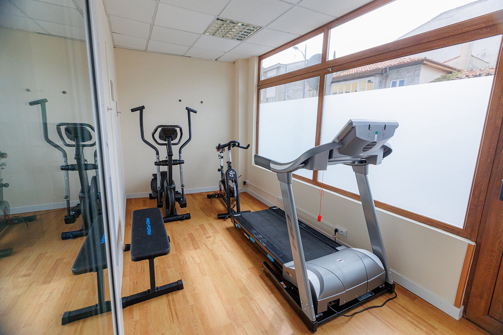 El hotel Ciudad de Cangas de Onís le ofrece lujo y comodidad en un entorno único, muy cerca del Puente Romano de la ciudad y con unos servicios de calidad superior. Habitaciones e instalaciones totalmente renovadas, con nueva gerencia y con todas las comodidades, para que su estancia sea relajada y cómoda. En nuestro hotel le ofrecemos habitaciones estandar y amplias habitaciones superiores con salón