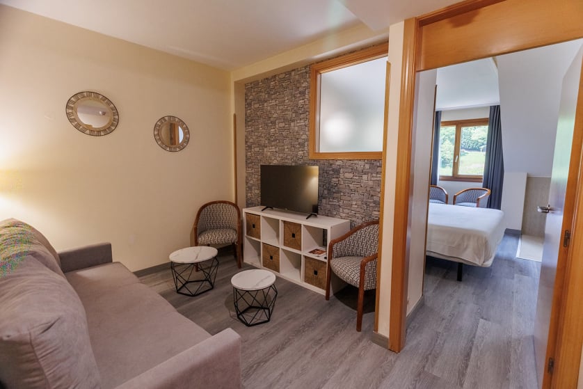 El hotel Ciudad de Cangas de Onís le ofrece lujo y comodidad en un entorno único, muy cerca del Puente Romano de la ciudad y con unos servicios de calidad superior. Habitaciones e instalaciones totalmente renovadas, con nueva gerencia y con todas las comodidades, para que su estancia sea relajada y cómoda. En nuestro hotel le ofrecemos habitaciones estandar y amplias habitaciones superiores con salón