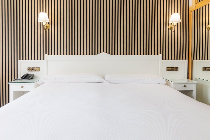 El hotel Ciudad de Cangas de Onís le ofrece lujo y comodidad en un entorno único, muy cerca del Puente Romano de la ciudad y con unos servicios de calidad superior. Habitaciones e instalaciones totalmente renovadas, con nueva gerencia y con todas las comodidades, para que su estancia sea relajada y cómoda. En nuestro hotel le ofrecemos habitaciones estandar y amplias habitaciones superiores con salón