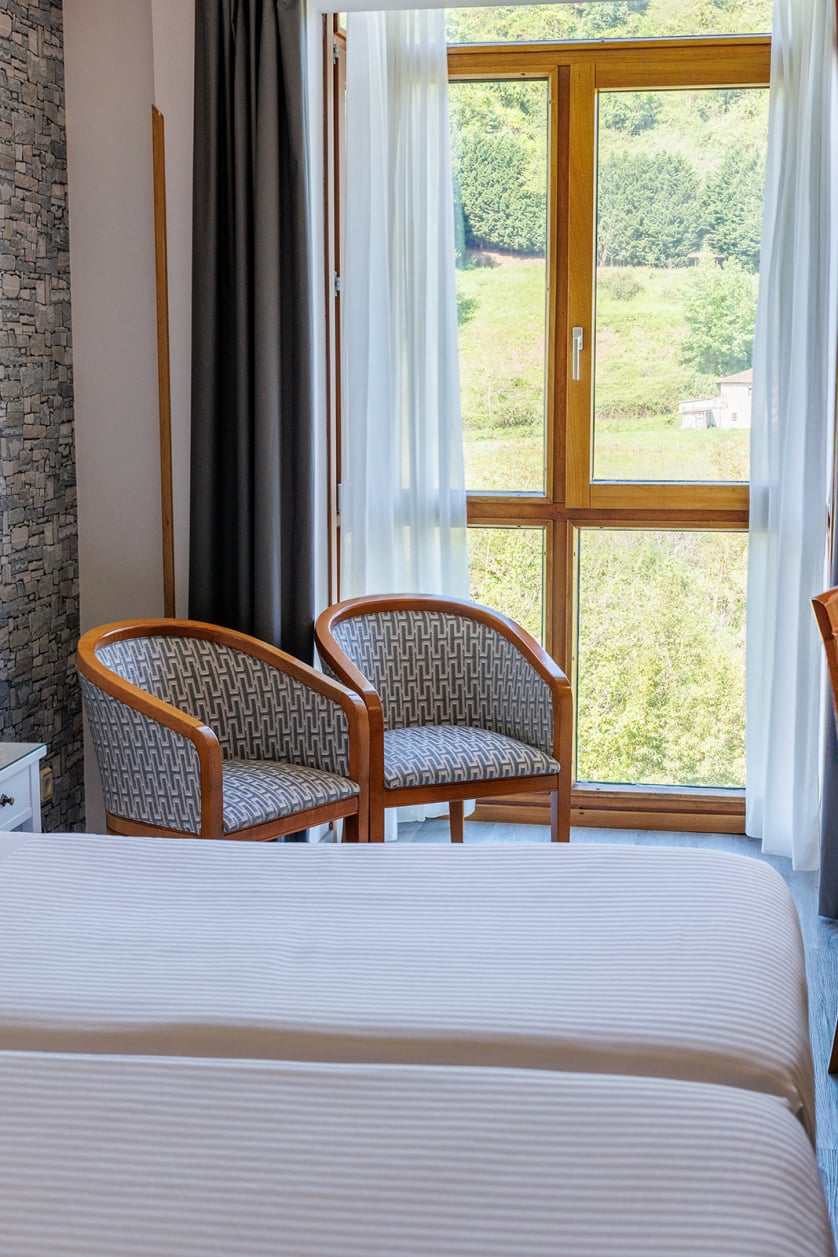 El hotel Ciudad de Cangas de Onís le ofrece lujo y comodidad en un entorno único, muy cerca del Puente Romano de la ciudad y con unos servicios de calidad superior. Habitaciones e instalaciones totalmente renovadas, con nueva gerencia y con todas las comodidades, para que su estancia sea relajada y cómoda. En nuestro hotel le ofrecemos habitaciones estandar y amplias habitaciones superiores con salón