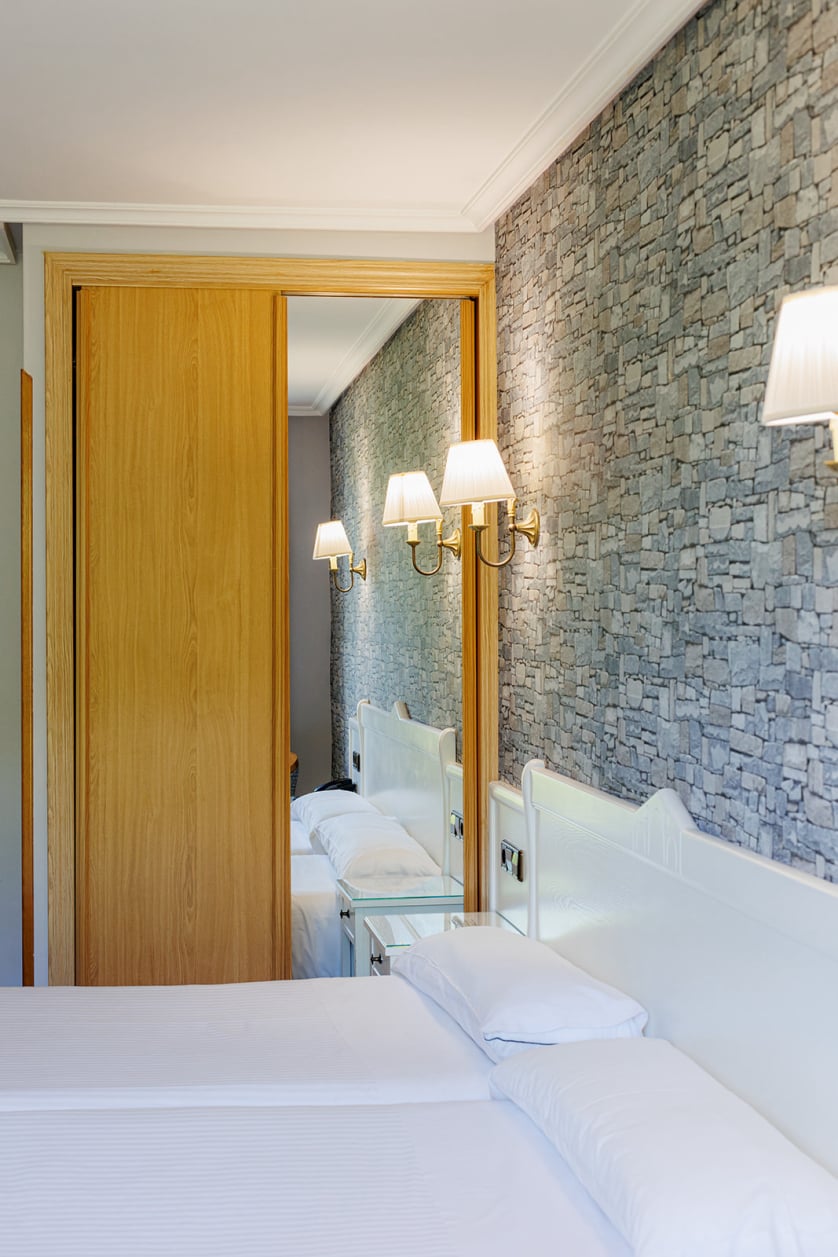 El hotel Ciudad de Cangas de Onís le ofrece lujo y comodidad en un entorno único, muy cerca del Puente Romano de la ciudad y con unos servicios de calidad superior. Habitaciones e instalaciones totalmente renovadas, con nueva gerencia y con todas las comodidades, para que su estancia sea relajada y cómoda. En nuestro hotel le ofrecemos habitaciones estandar y amplias habitaciones superiores con salón