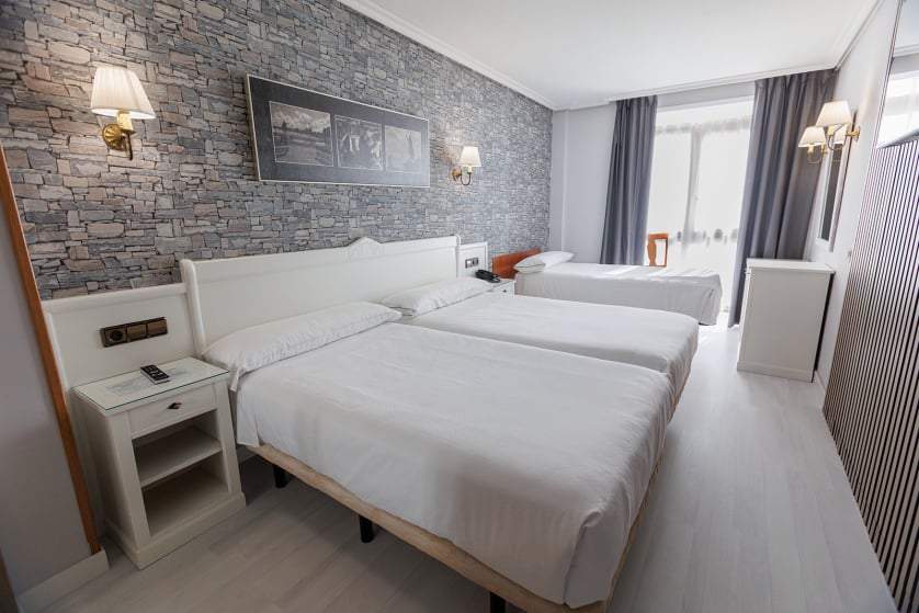 El hotel Ciudad de Cangas de Onís le ofrece lujo y comodidad en un entorno único, muy cerca del Puente Romano de la ciudad y con unos servicios de calidad superior. Habitaciones e instalaciones totalmente renovadas, con nueva gerencia y con todas las comodidades, para que su estancia sea relajada y cómoda. En nuestro hotel le ofrecemos habitaciones estandar y amplias habitaciones superiores con salón