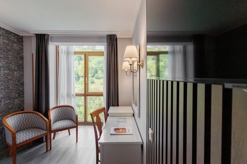 El hotel Ciudad de Cangas de Onís le ofrece lujo y comodidad en un entorno único, muy cerca del Puente Romano de la ciudad y con unos servicios de calidad superior. Habitaciones e instalaciones totalmente renovadas, con nueva gerencia y con todas las comodidades, para que su estancia sea relajada y cómoda. En nuestro hotel le ofrecemos habitaciones estandar y amplias habitaciones superiores con salón