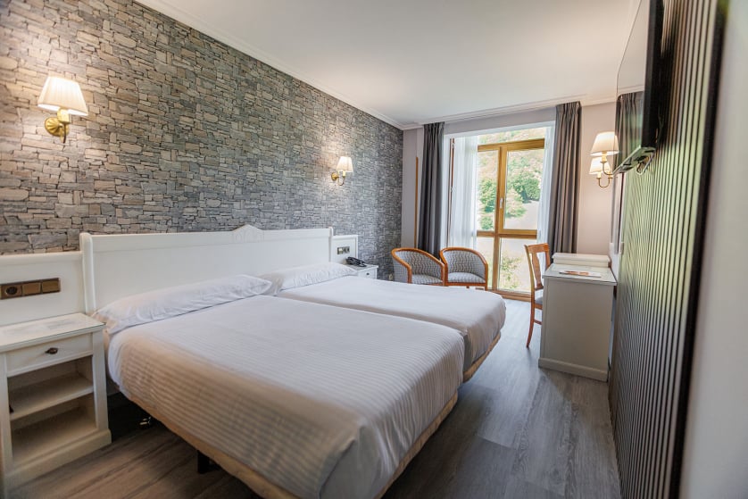 El hotel Ciudad de Cangas de Onís le ofrece lujo y comodidad en un entorno único, muy cerca del Puente Romano de la ciudad y con unos servicios de calidad superior. Habitaciones e instalaciones totalmente renovadas, con nueva gerencia y con todas las comodidades, para que su estancia sea relajada y cómoda. En nuestro hotel le ofrecemos habitaciones estandar y amplias habitaciones superiores con salón