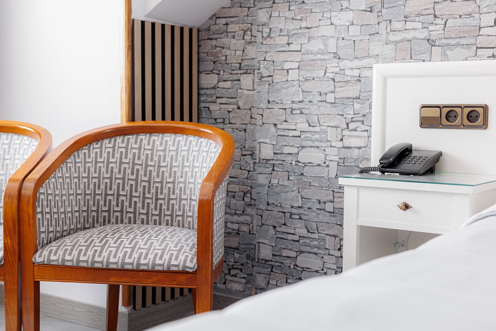 El hotel Ciudad de Cangas de Onís le ofrece lujo y comodidad en un entorno único, muy cerca del Puente Romano de la ciudad y con unos servicios de calidad superior. Habitaciones e instalaciones totalmente renovadas, con nueva gerencia y con todas las comodidades, para que su estancia sea relajada y cómoda. En nuestro hotel le ofrecemos habitaciones estandar y amplias habitaciones superiores con salón
