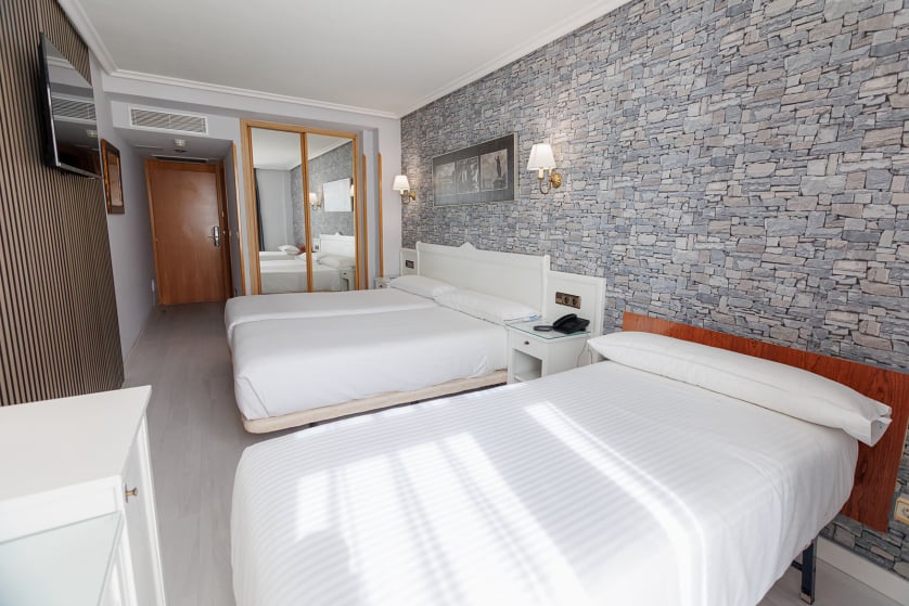 El hotel Ciudad de Cangas de Onís le ofrece lujo y comodidad en un entorno único, muy cerca del Puente Romano de la ciudad y con unos servicios de calidad superior. Habitaciones e instalaciones totalmente renovadas, con nueva gerencia y con todas las comodidades, para que su estancia sea relajada y cómoda. En nuestro hotel le ofrecemos habitaciones estandar y amplias habitaciones superiores con salón