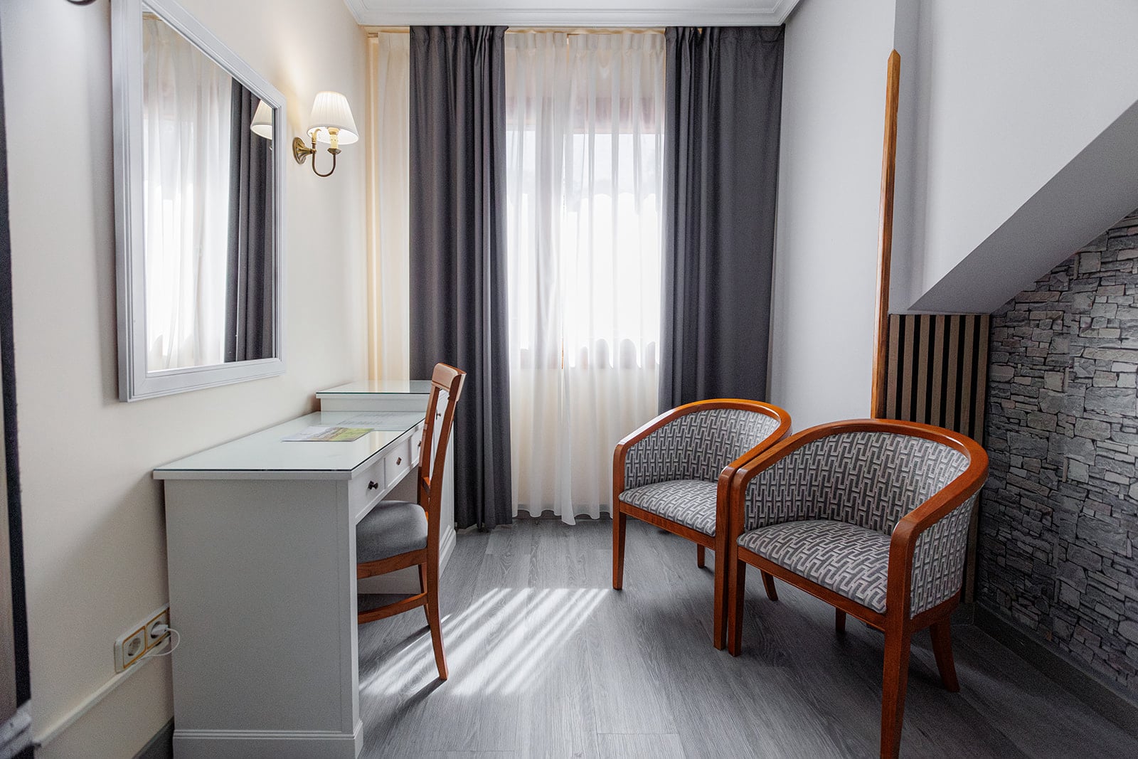 El hotel Ciudad de Cangas de Onís le ofrece lujo y comodidad en un entorno único, muy cerca del Puente Romano de la ciudad y con unos servicios de calidad superior. Habitaciones e instalaciones totalmente renovadas, con nueva gerencia y con todas las comodidades, para que su estancia sea relajada y cómoda. En nuestro hotel le ofrecemos habitaciones estandar y amplias habitaciones superiores con salón