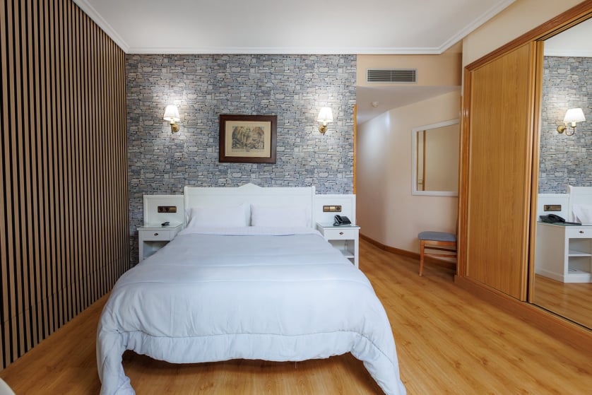 El hotel Ciudad de Cangas de Onís le ofrece lujo y comodidad en un entorno único, muy cerca del Puente Romano de la ciudad y con unos servicios de calidad superior. Habitaciones e instalaciones totalmente renovadas, con nueva gerencia y con todas las comodidades, para que su estancia sea relajada y cómoda. En nuestro hotel le ofrecemos habitaciones estandar y amplias habitaciones superiores con salón