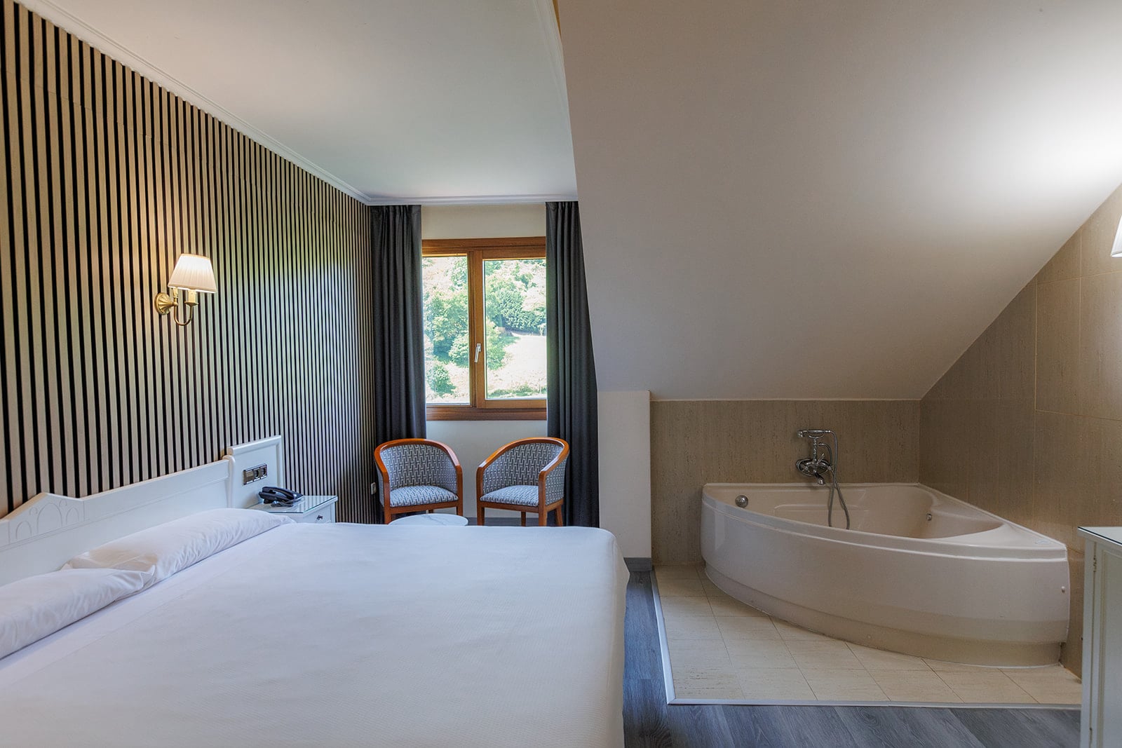 El hotel Ciudad de Cangas de Onís le ofrece lujo y comodidad en un entorno único, muy cerca del Puente Romano de la ciudad y con unos servicios de calidad superior. Habitaciones e instalaciones totalmente renovadas, con nueva gerencia y con todas las comodidades, para que su estancia sea relajada y cómoda. En nuestro hotel le ofrecemos habitaciones estandar y amplias habitaciones superiores con salón