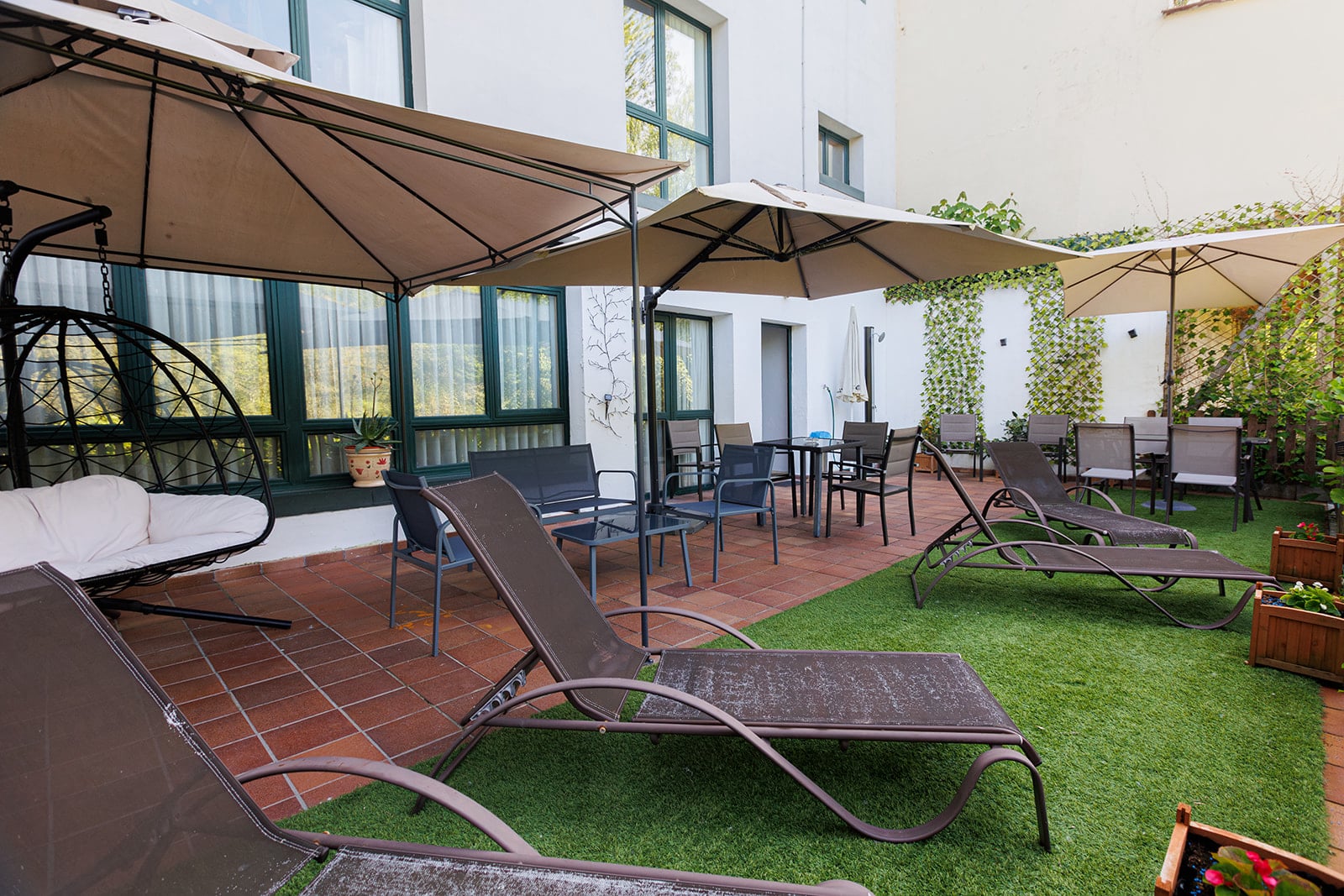 El hotel Ciudad de Cangas de Onís le ofrece lujo y comodidad en un entorno único, muy cerca del Puente Romano de la ciudad y con unos servicios de calidad superior. Habitaciones e instalaciones totalmente renovadas, con nueva gerencia y con todas las comodidades, para que su estancia sea relajada y cómoda. En nuestro hotel le ofrecemos habitaciones estandar y amplias habitaciones superiores con salón