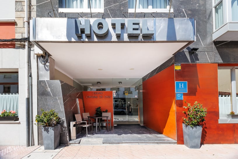 El hotel Ciudad de Cangas de Onís le ofrece lujo y comodidad en un entorno único, muy cerca del Puente Romano de la ciudad y con unos servicios de calidad superior. Habitaciones e instalaciones totalmente renovadas, con nueva gerencia y con todas las comodidades, para que su estancia sea relajada y cómoda. En nuestro hotel le ofrecemos habitaciones estandar y amplias habitaciones superiores con salón