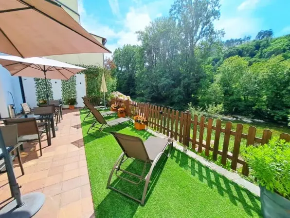 El hotel Ciudad de Cangas de Onís le ofrece lujo y comodidad en un entorno único, muy cerca del Puente Romano de la ciudad y con unos servicios de calidad superior. Habitaciones e instalaciones totalmente renovadas, con nueva gerencia y con todas las comodidades, para que su estancia sea relajada y cómoda. En nuestro hotel le ofrecemos habitaciones estandar y amplias habitaciones superiores con salón