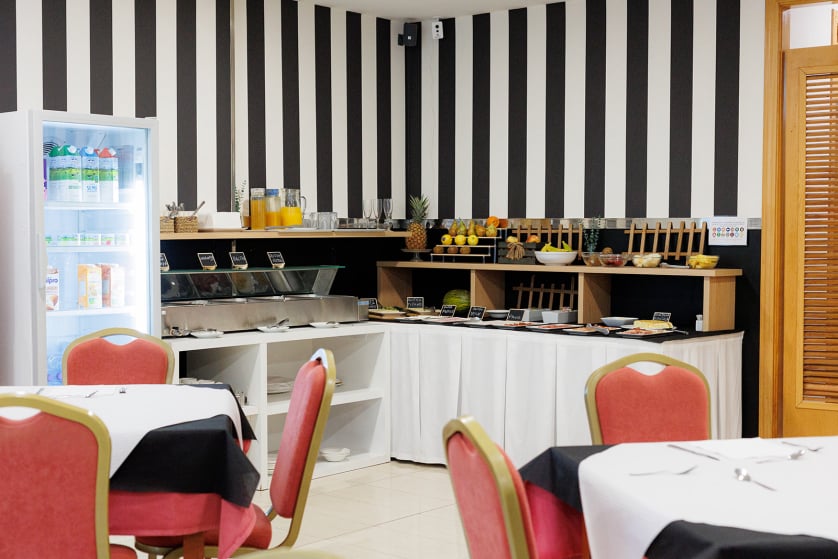 El hotel Ciudad de Cangas de Onís le ofrece lujo y comodidad en un entorno único, muy cerca del Puente Romano de la ciudad y con unos servicios de calidad superior. Habitaciones e instalaciones totalmente renovadas, con nueva gerencia y con todas las comodidades, para que su estancia sea relajada y cómoda. En nuestro hotel le ofrecemos habitaciones estandar y amplias habitaciones superiores con salón