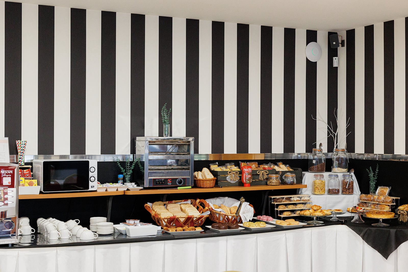 El hotel Ciudad de Cangas de Onís le ofrece lujo y comodidad en un entorno único, muy cerca del Puente Romano de la ciudad y con unos servicios de calidad superior. Habitaciones e instalaciones totalmente renovadas, con nueva gerencia y con todas las comodidades, para que su estancia sea relajada y cómoda. En nuestro hotel le ofrecemos habitaciones estandar y amplias habitaciones superiores con salón