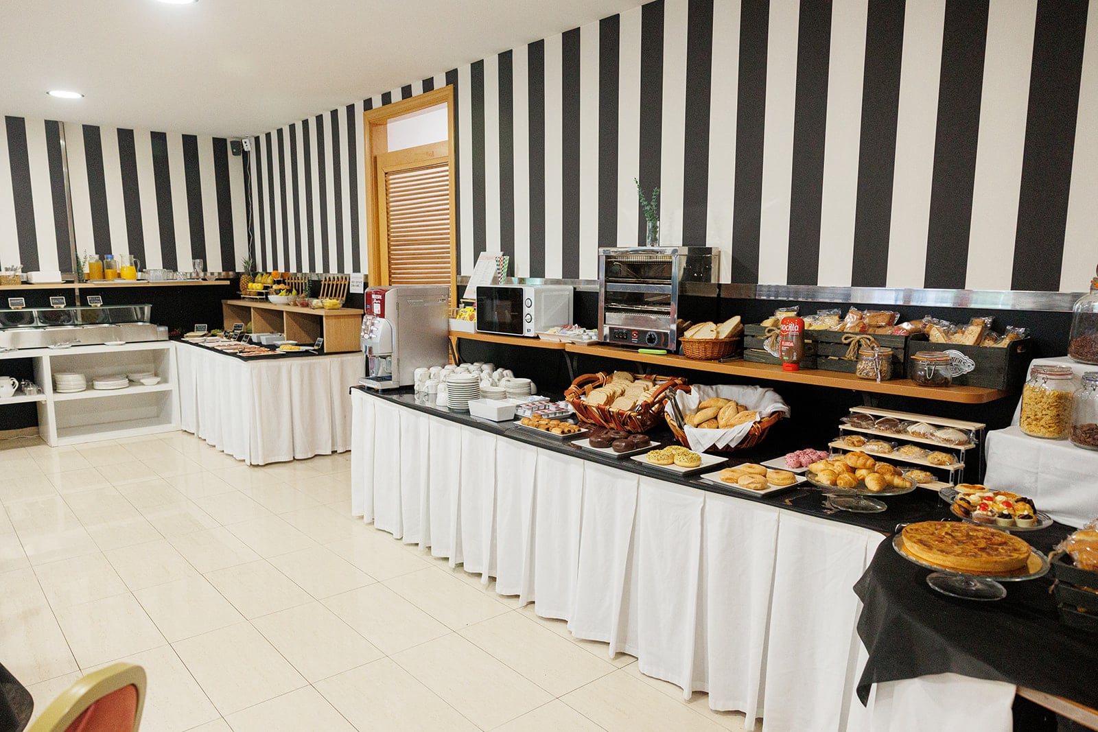 El hotel Ciudad de Cangas de Onís le ofrece lujo y comodidad en un entorno único, muy cerca del Puente Romano de la ciudad y con unos servicios de calidad superior. Habitaciones e instalaciones totalmente renovadas, con nueva gerencia y con todas las comodidades, para que su estancia sea relajada y cómoda. En nuestro hotel le ofrecemos habitaciones estandar y amplias habitaciones superiores con salón