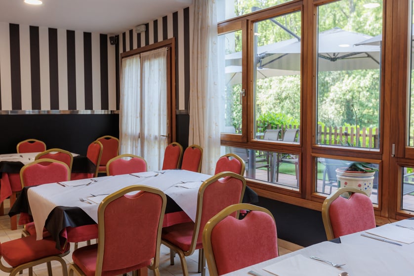 El hotel Ciudad de Cangas de Onís le ofrece lujo y comodidad en un entorno único, muy cerca del Puente Romano de la ciudad y con unos servicios de calidad superior. Habitaciones e instalaciones totalmente renovadas, con nueva gerencia y con todas las comodidades, para que su estancia sea relajada y cómoda. En nuestro hotel le ofrecemos habitaciones estandar y amplias habitaciones superiores con salón