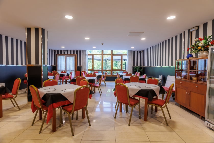 El hotel Ciudad de Cangas de Onís le ofrece lujo y comodidad en un entorno único, muy cerca del Puente Romano de la ciudad y con unos servicios de calidad superior. Habitaciones e instalaciones totalmente renovadas, con nueva gerencia y con todas las comodidades, para que su estancia sea relajada y cómoda. En nuestro hotel le ofrecemos habitaciones estandar y amplias habitaciones superiores con salón